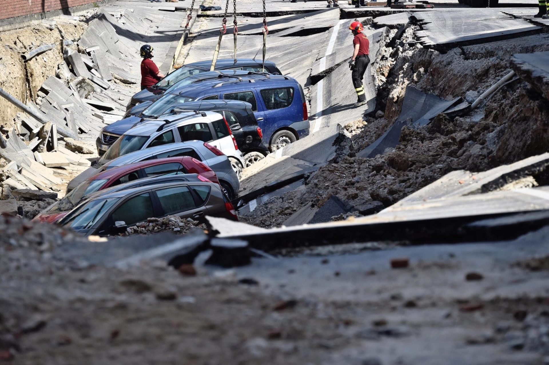Carros ‘engolidos’ após colapso de estrada em Florença