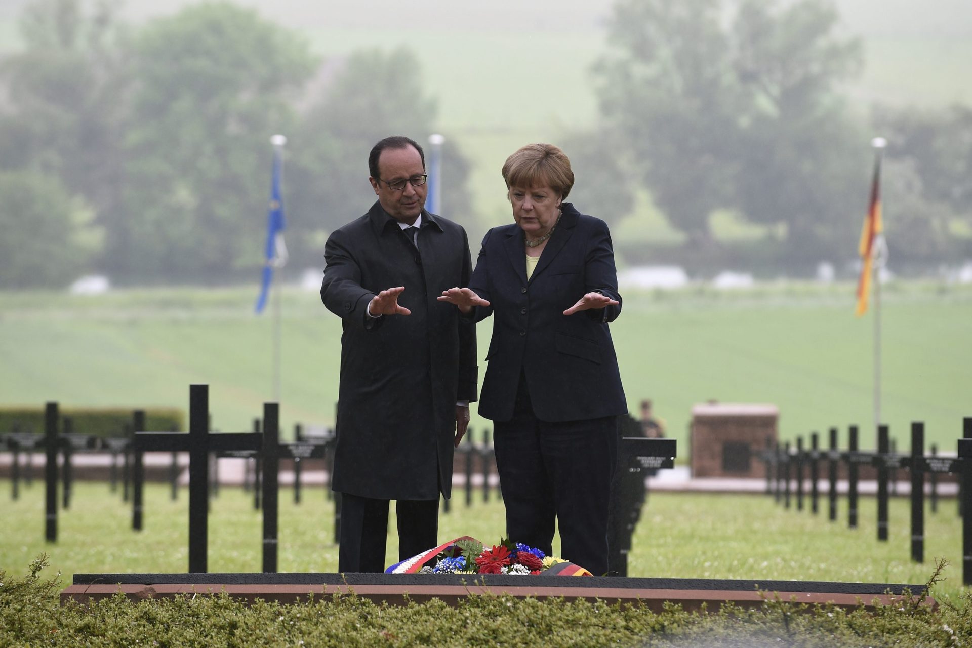 Merkel e Hollande pedem união da Europa