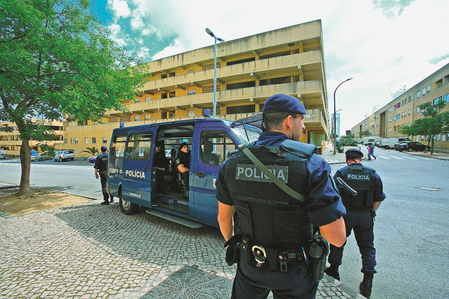 Polícia de elite em edifícios degradados