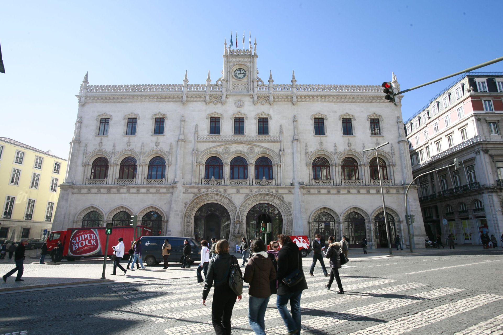 Infraestruturas de Portugal apresenta queixa contra jovem que destruiu estátua