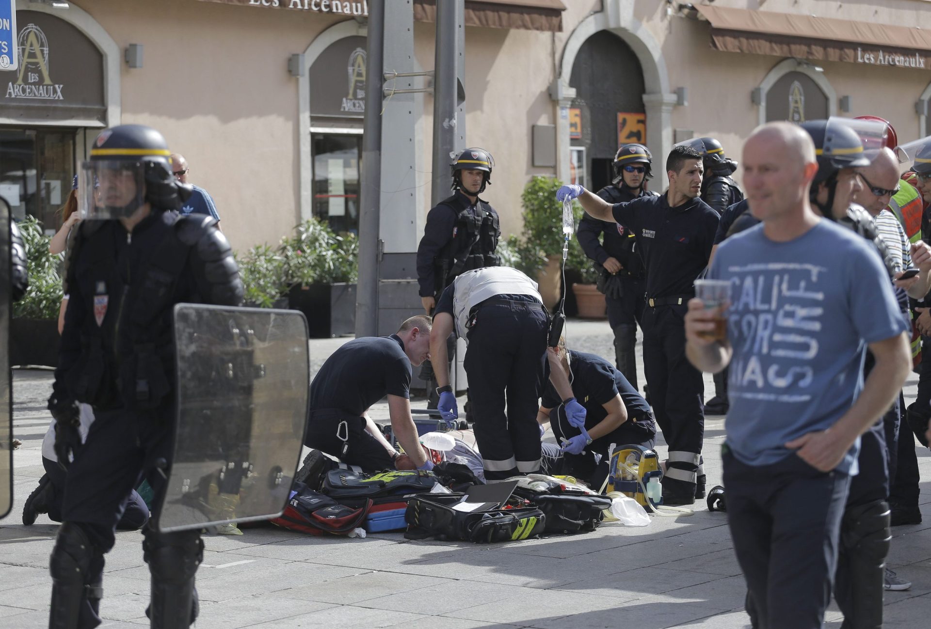 Euro2016: Confrontos entre adeptos provocam caos em Marselha [fotogaleria]