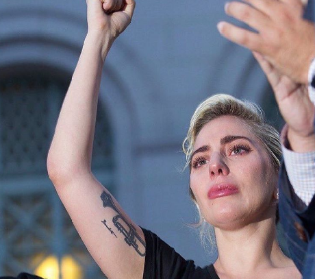Lady Gaga chora em discurso de homenagem às vítimas de Orlando