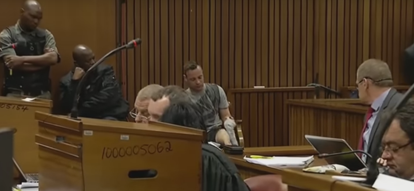 Oscar Pistorius tira as próteses em tribunal [vídeo]