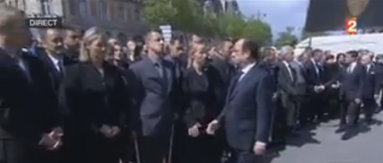 Polícia não cumprimenta François Hollande e Manuel Valls
