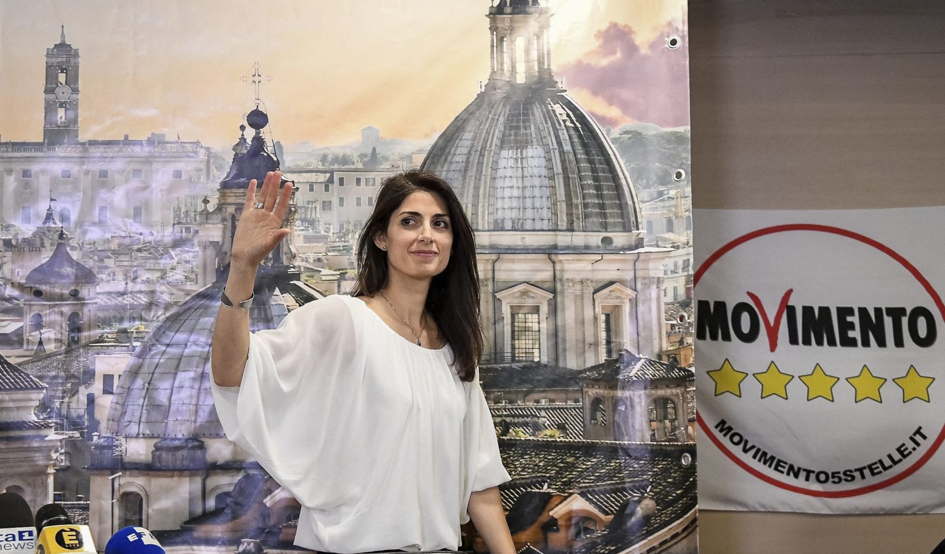 Virginia Raggi torna-se na primeira mulher a governar Roma