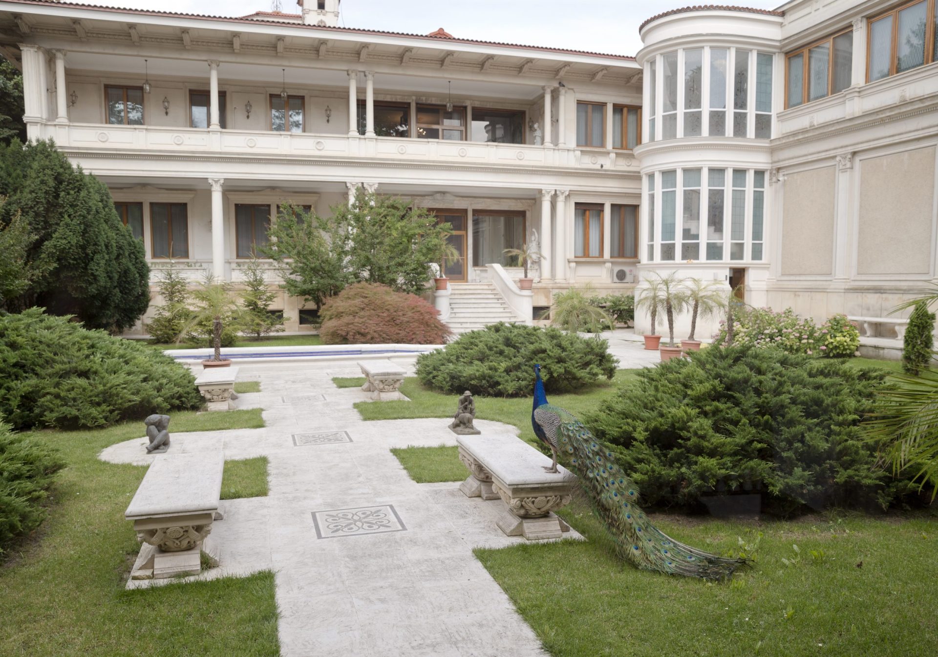 Conheça o palácio de luxo do ditador Ceausescu