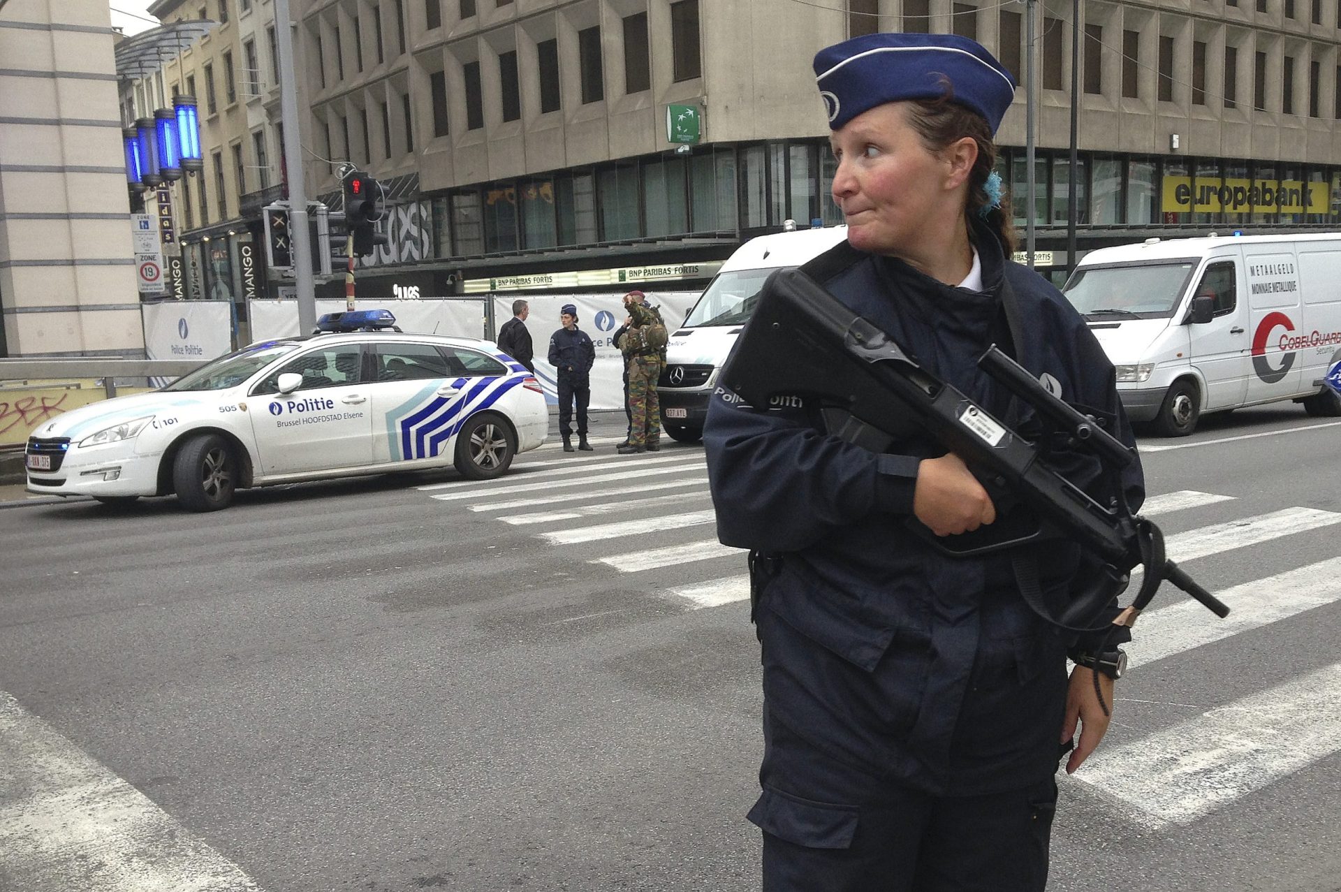 Polícia belga detém suspeito após ameaça de bomba num centro comercial