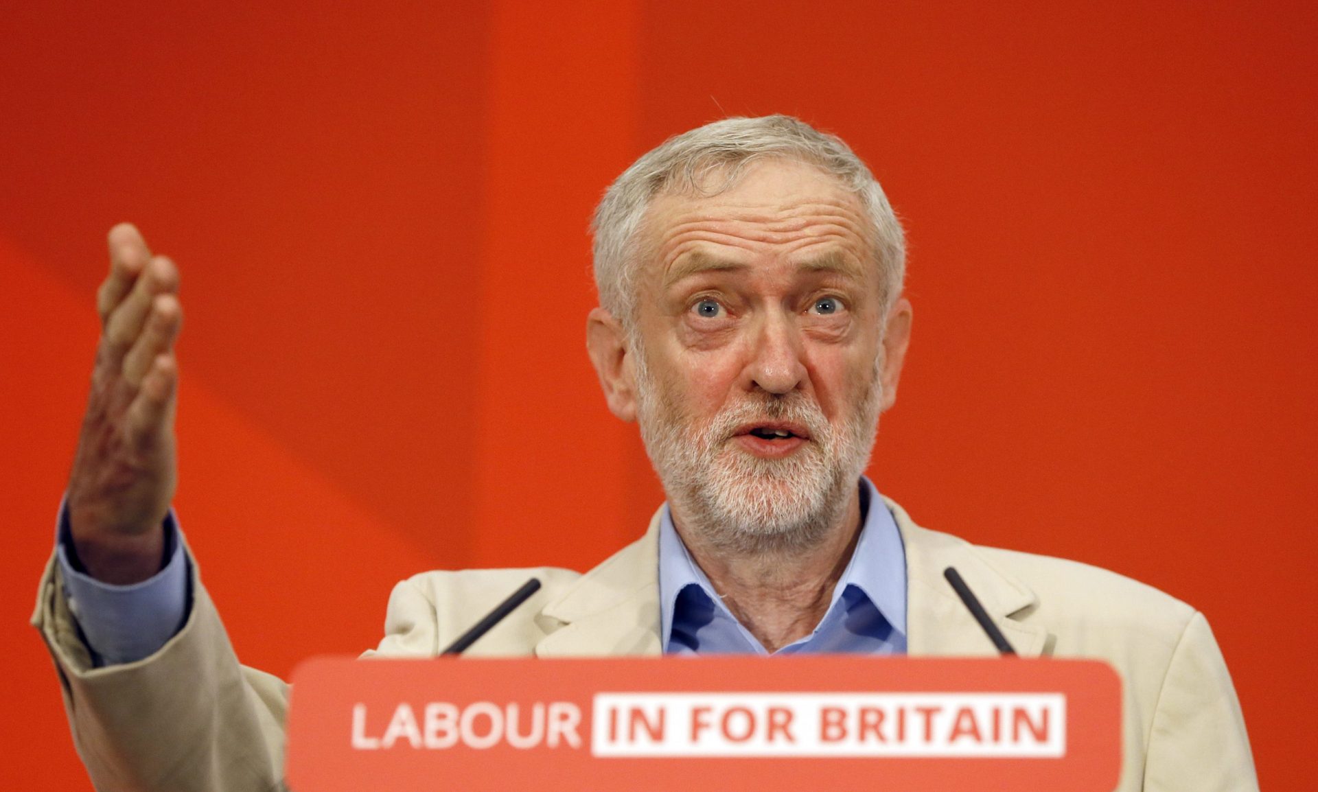Maioria dos deputados trabalhistas aprova censura a Corbyn