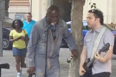 O momento único do dueto entre Seal e um artista de rua