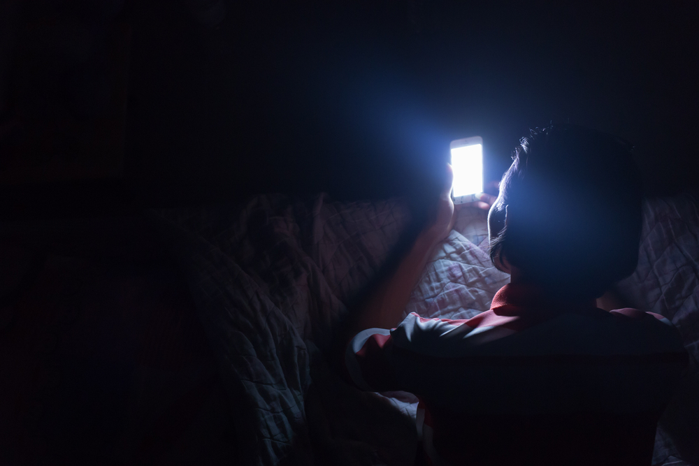 Usar o telemóvel na cama pode provocar cegueira temporária?