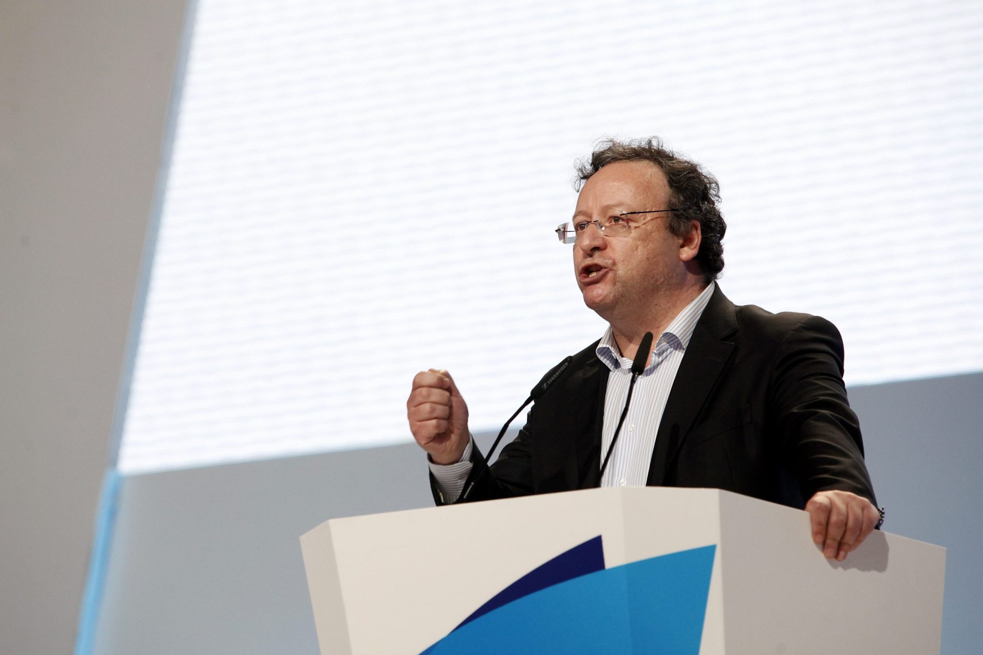 Discurso de Assis aplaudido por Costa