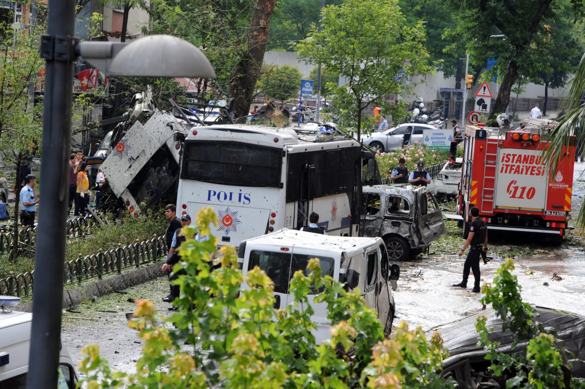 Explosão num autocarro em Istambul faz pelo menos 11 mortos