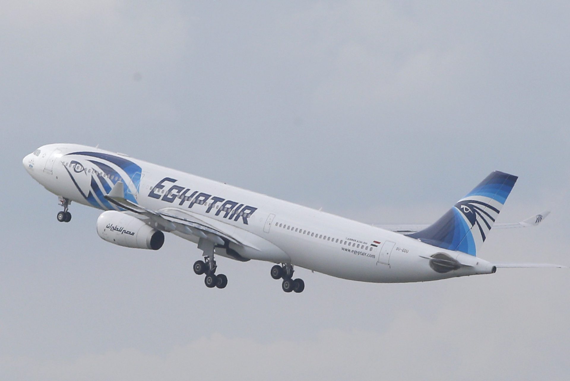 Avião da Egyptair obrigado a aterrar depois de ameaça de bomba