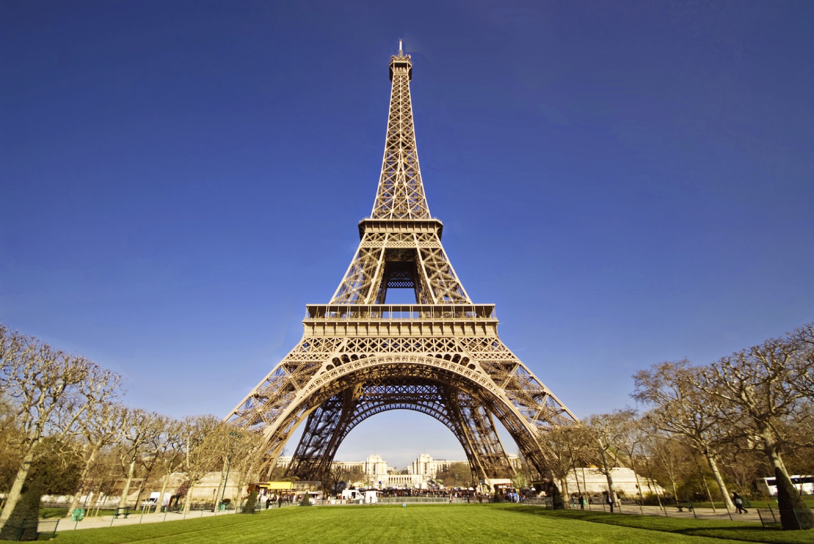 Torre Eiffel sem cores portuguesas