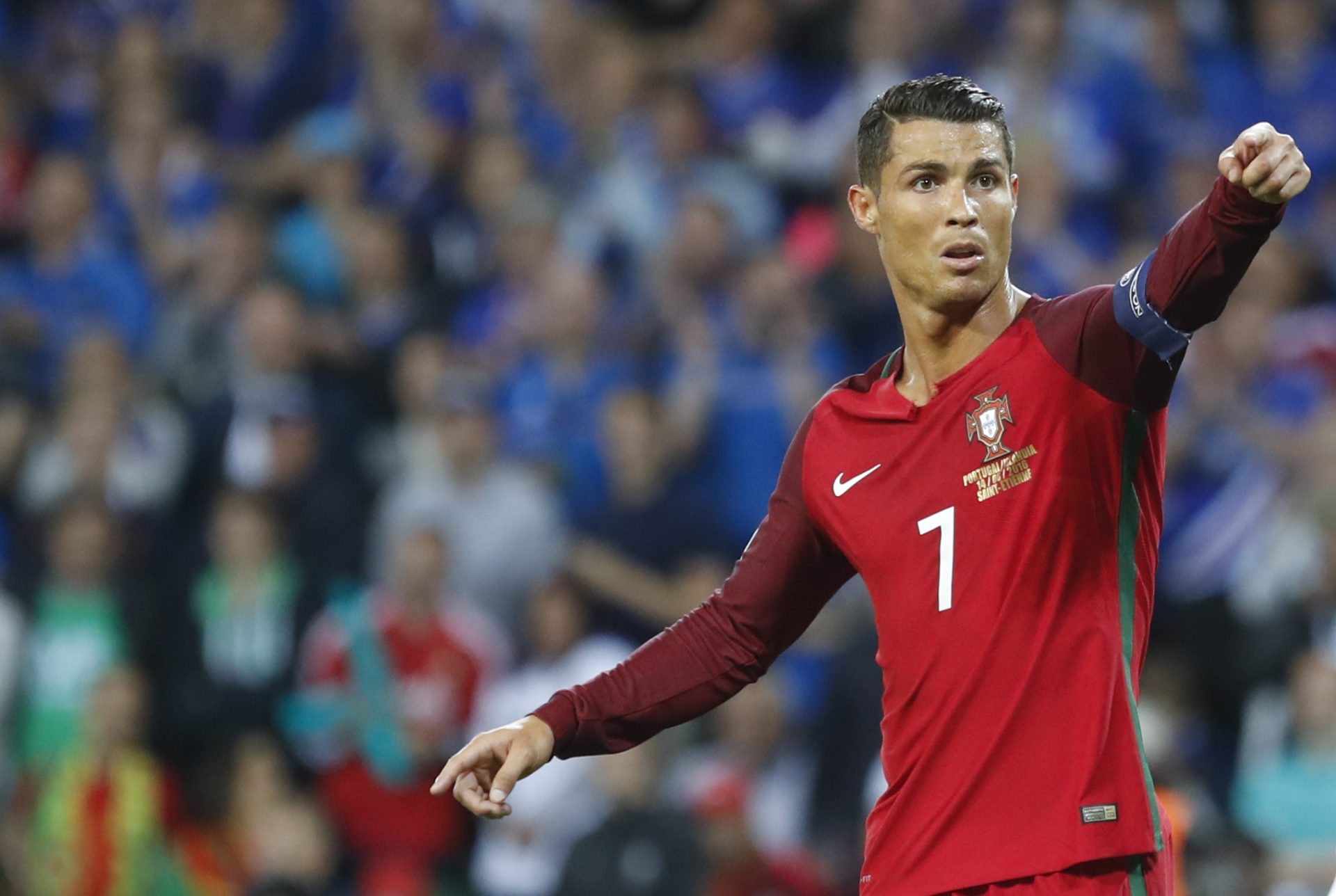 Ronaldo partilha imagem da equipa a caminho de Portugal