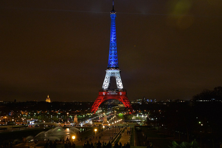 Já se sabe a razão porque a Torre Eiffel não se iluminou com as &#8216;nossas&#8217; cores