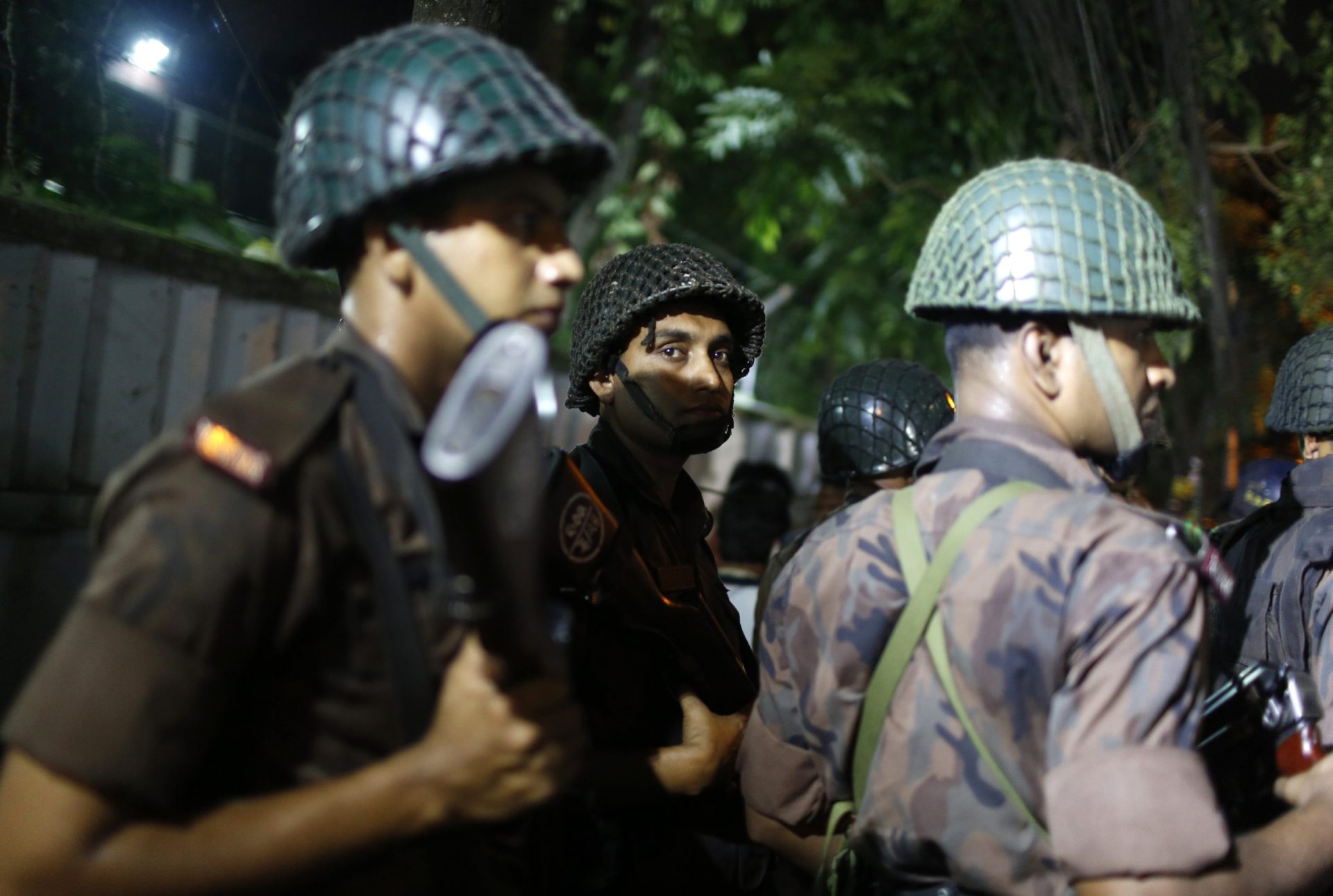 Bangladesh: Homens armados fazem vários reféns num restaurante em Daca