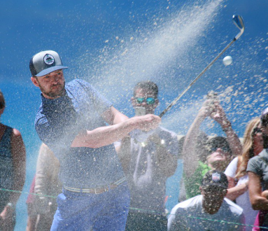 Justin Timberlake leva chapada de fã durante torneio de golfe