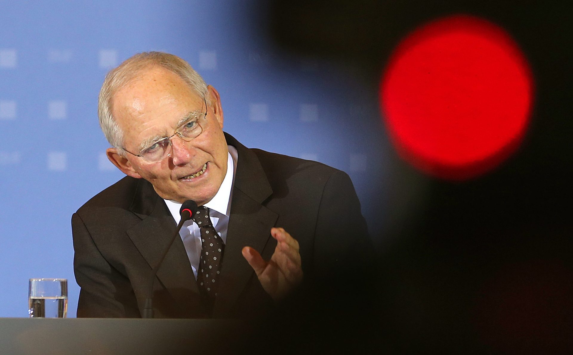 Qual foi o papel de Schäuble no cancelamento das sanções?