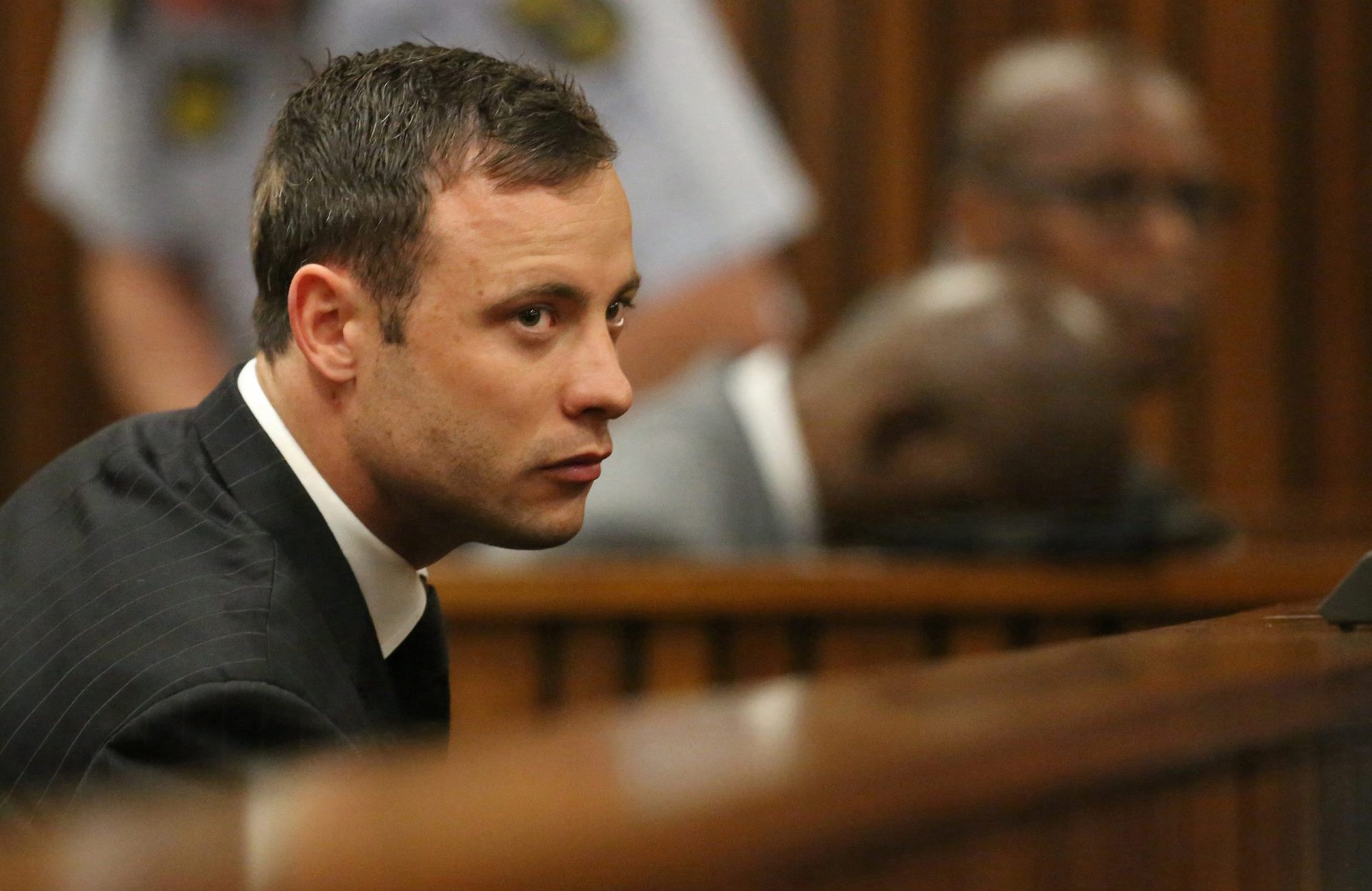 Oscar Pistorius condenado a seis anos de prisão pelo homicídio da namorada