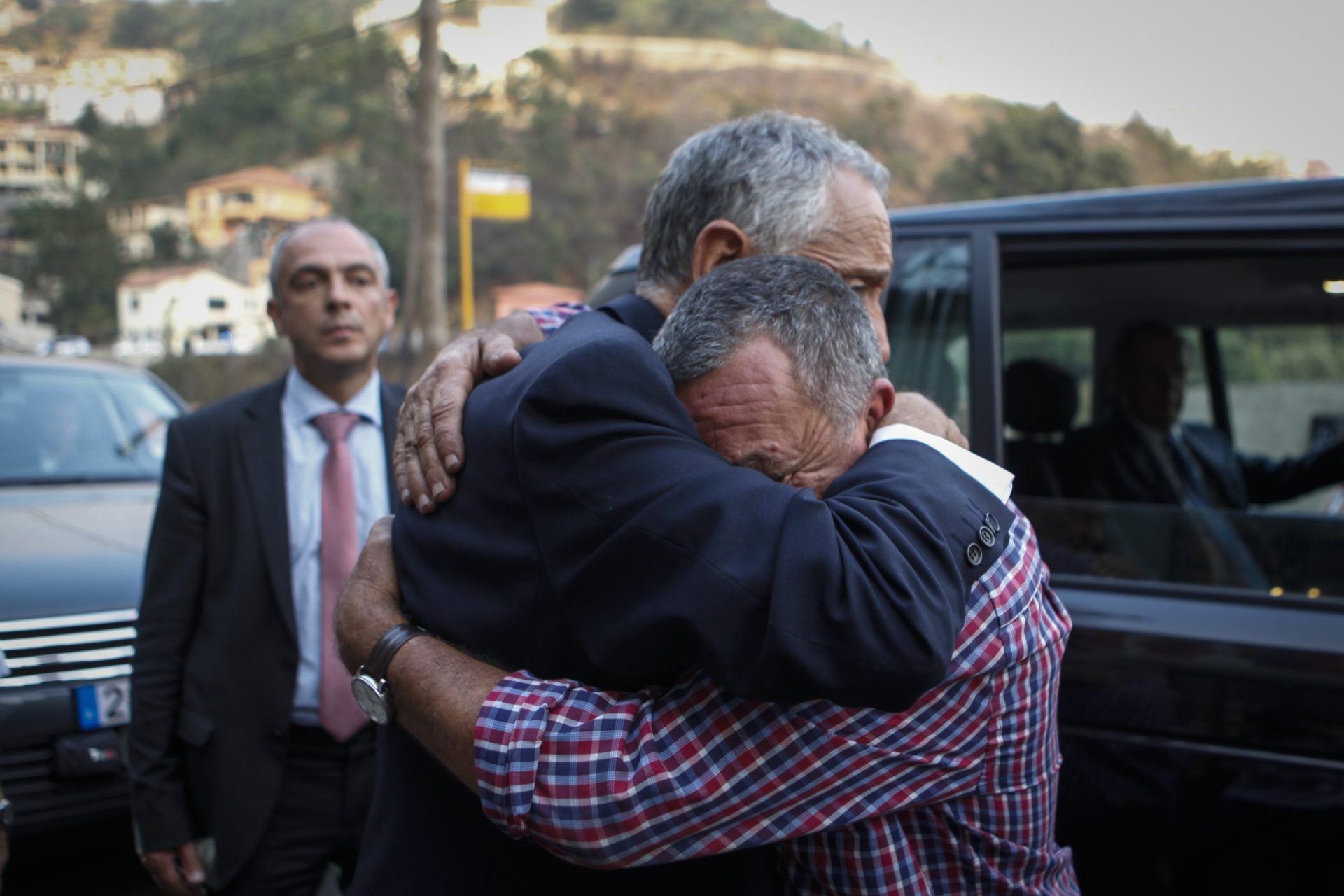 Fotografia de Marcelo a abraçar popular está a ser partilhada nas redes sociais