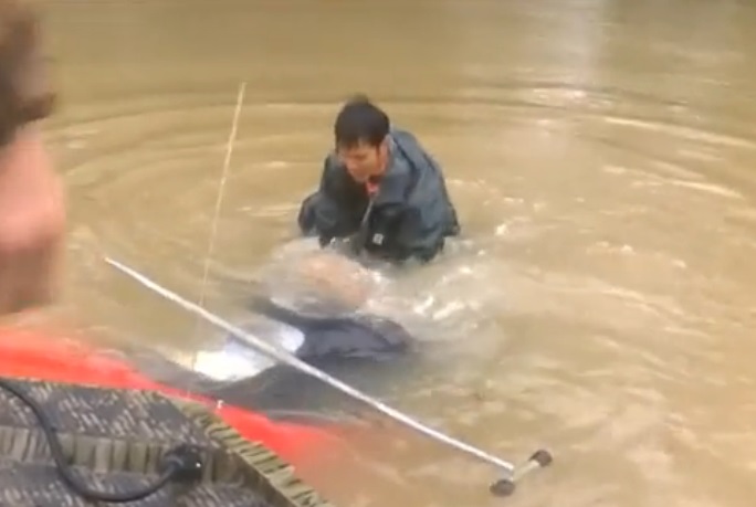 Luisiana. Rapaz salva uma mulher e o seu cão de se afogarem nas inundações
