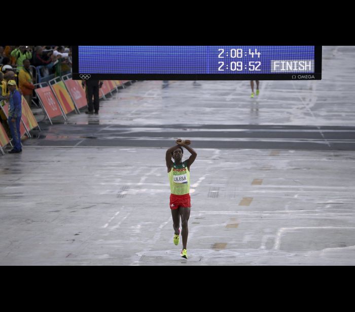 O gesto do atleta etíope que lhe pode custar a vida