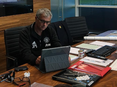 Adeptos do United contra decisão de José Mourinho