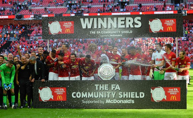 Mourinho dedica o primeiro troféu a Van Gaal