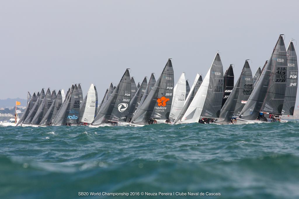 Segundo dia do campeonato do mundo 2016 de SB20 em Cascais