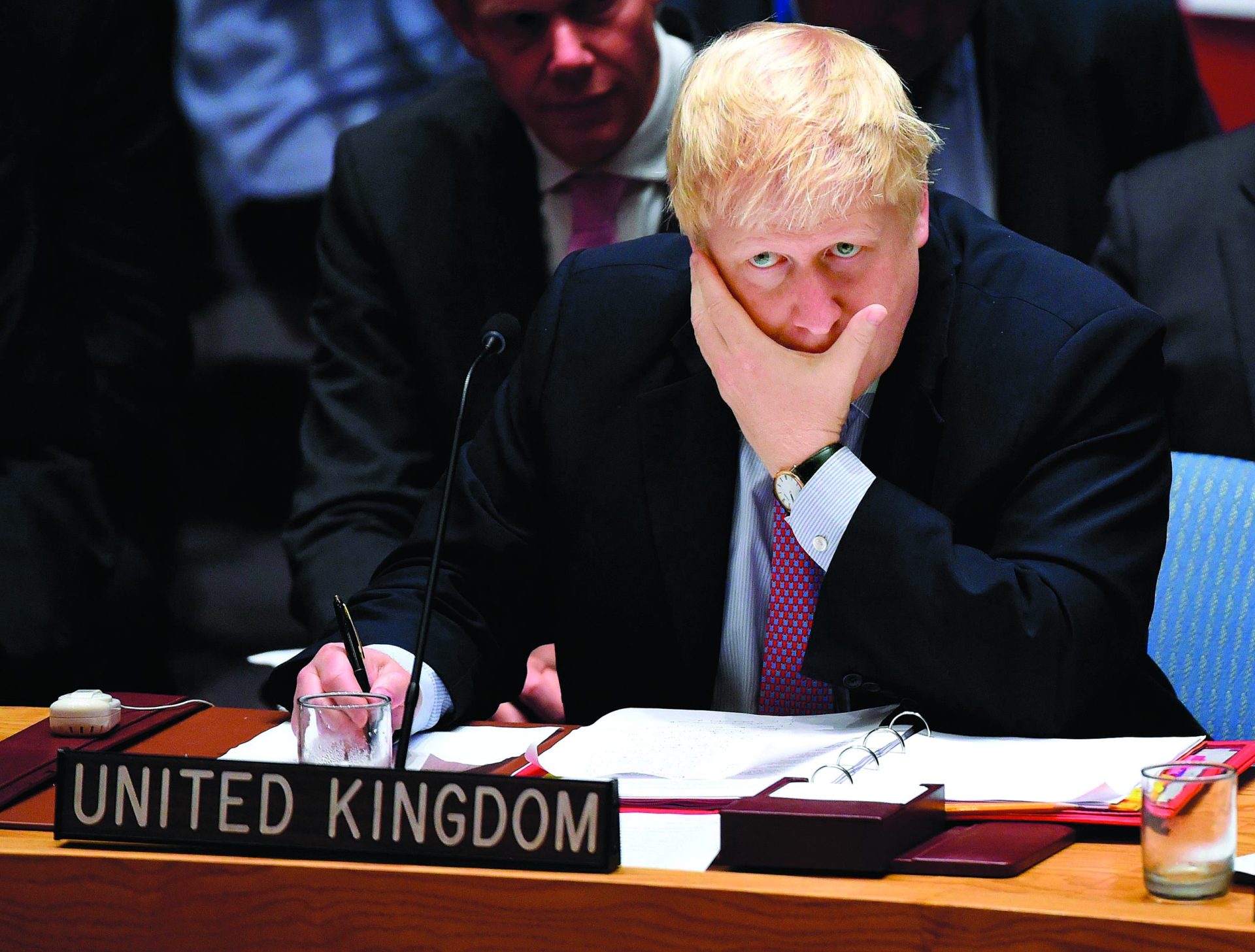 Síria: Boris Johnson diz que Rússia pode ter cometido “crimes de guerra”