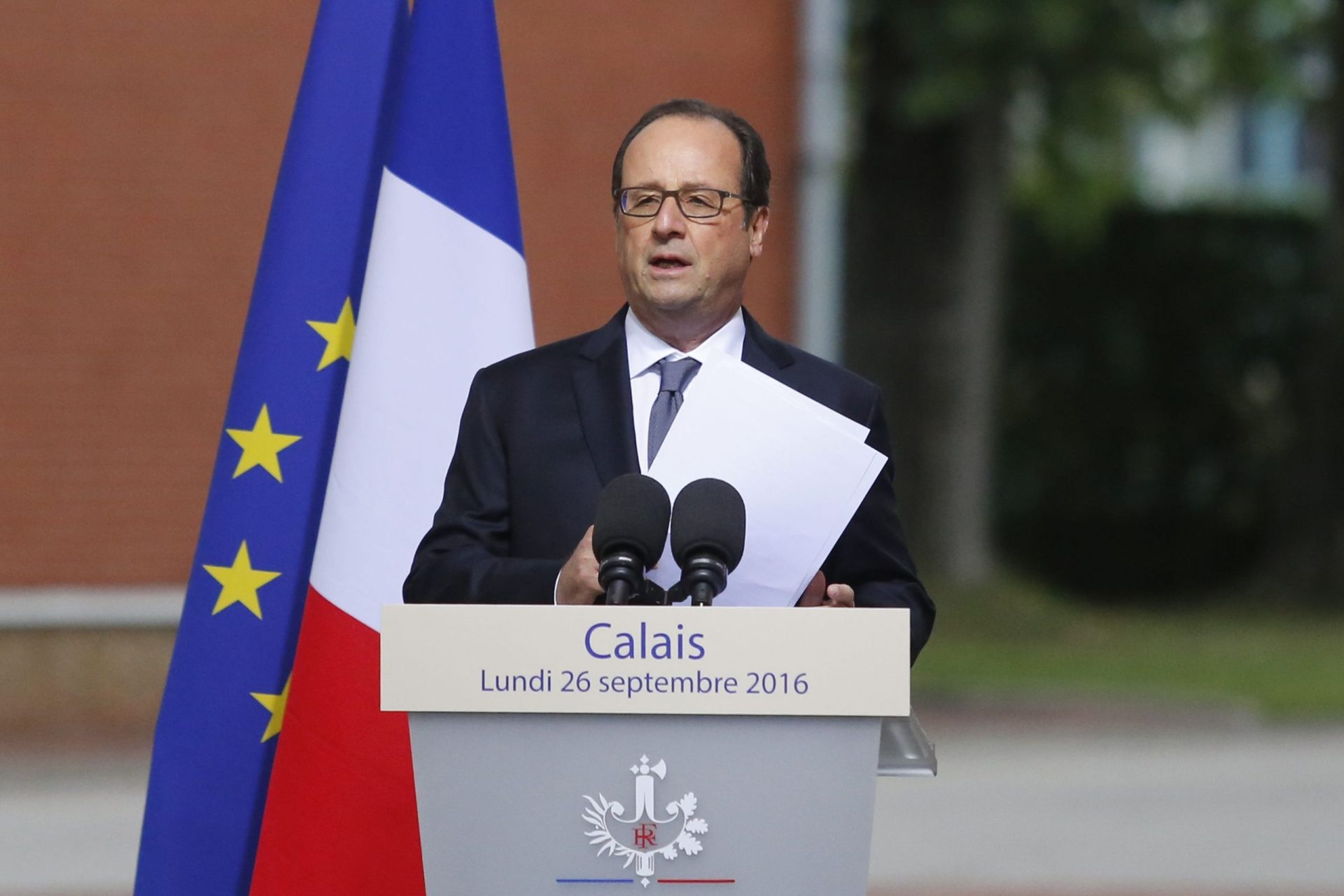 É preciso desmantelar “definitivamente” o campo de Calais, diz Hollande