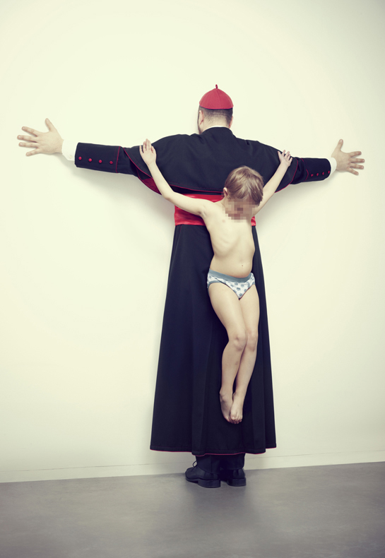 Crianças ‘crucificadas’ nos seus agressores