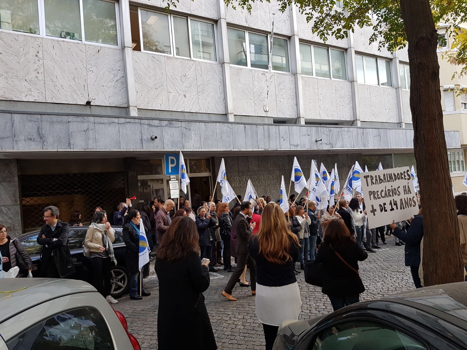 Trabalhadores dos Registos e Notariado manifestam-se em Lisboa