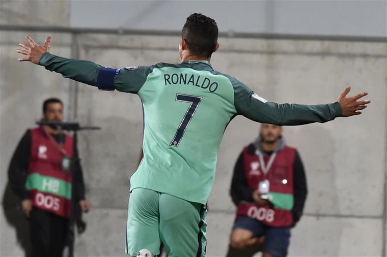 Cristiano Ronaldo volta a ultrapassar Messi