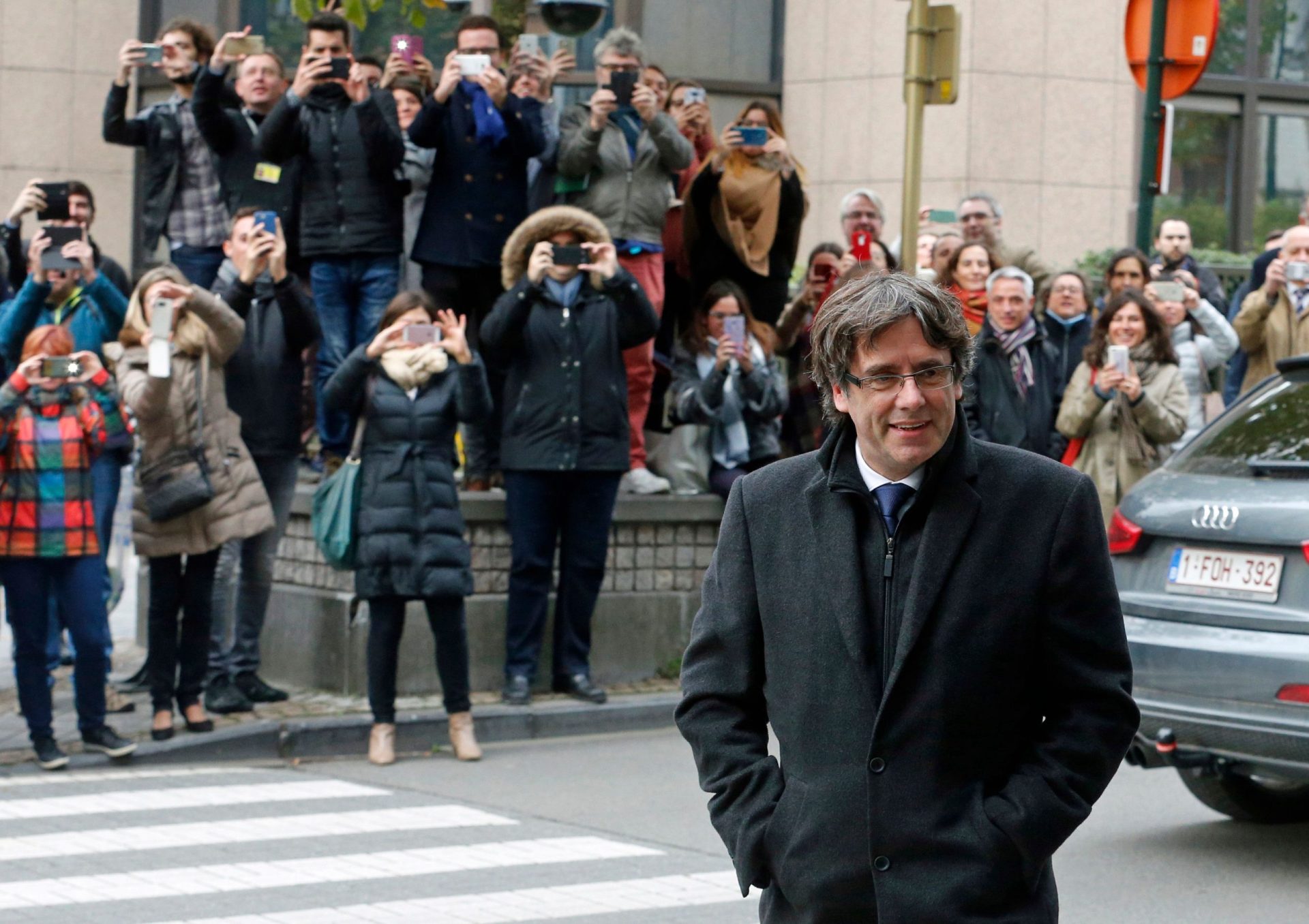 Puigdemont entrega-se em esquadra de polícia em Bruxelas