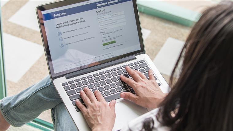 Antigo administrador do Facebook diz que redes sociais estão a ‘destruir’ sociedade