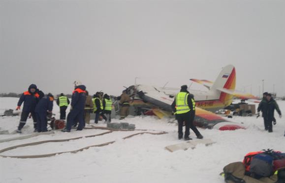 Avião despenha-se com 13 passageiros a bordo