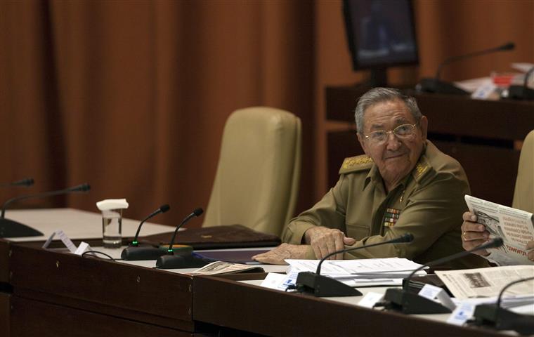 Raúl Castro abandona presidência de Cuba em abril do próximo ano