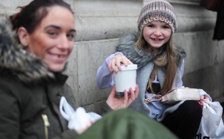 Criança de 9 anos comprou refeição a sem-abrigo com dinheiro que recebeu no aniversário