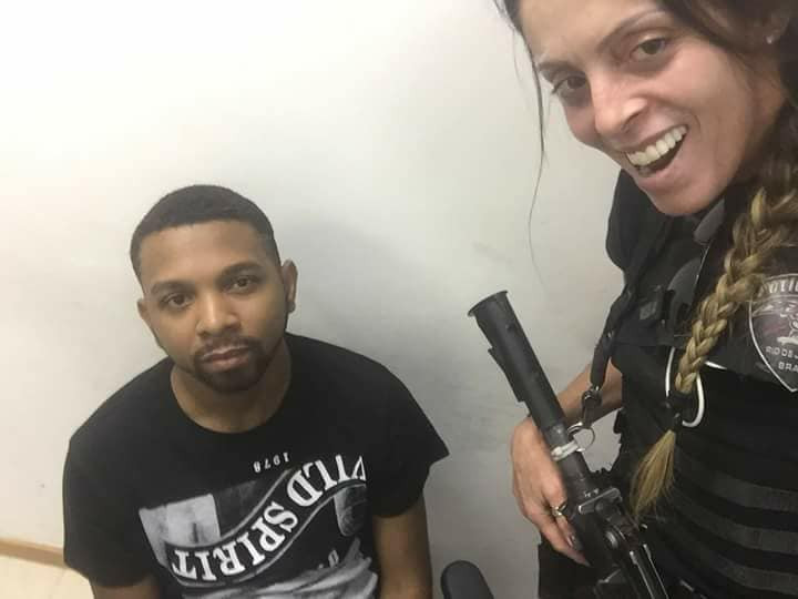 Polícia tira ‘selfies’ com traficante mais procurado do Rio [Fotos]
