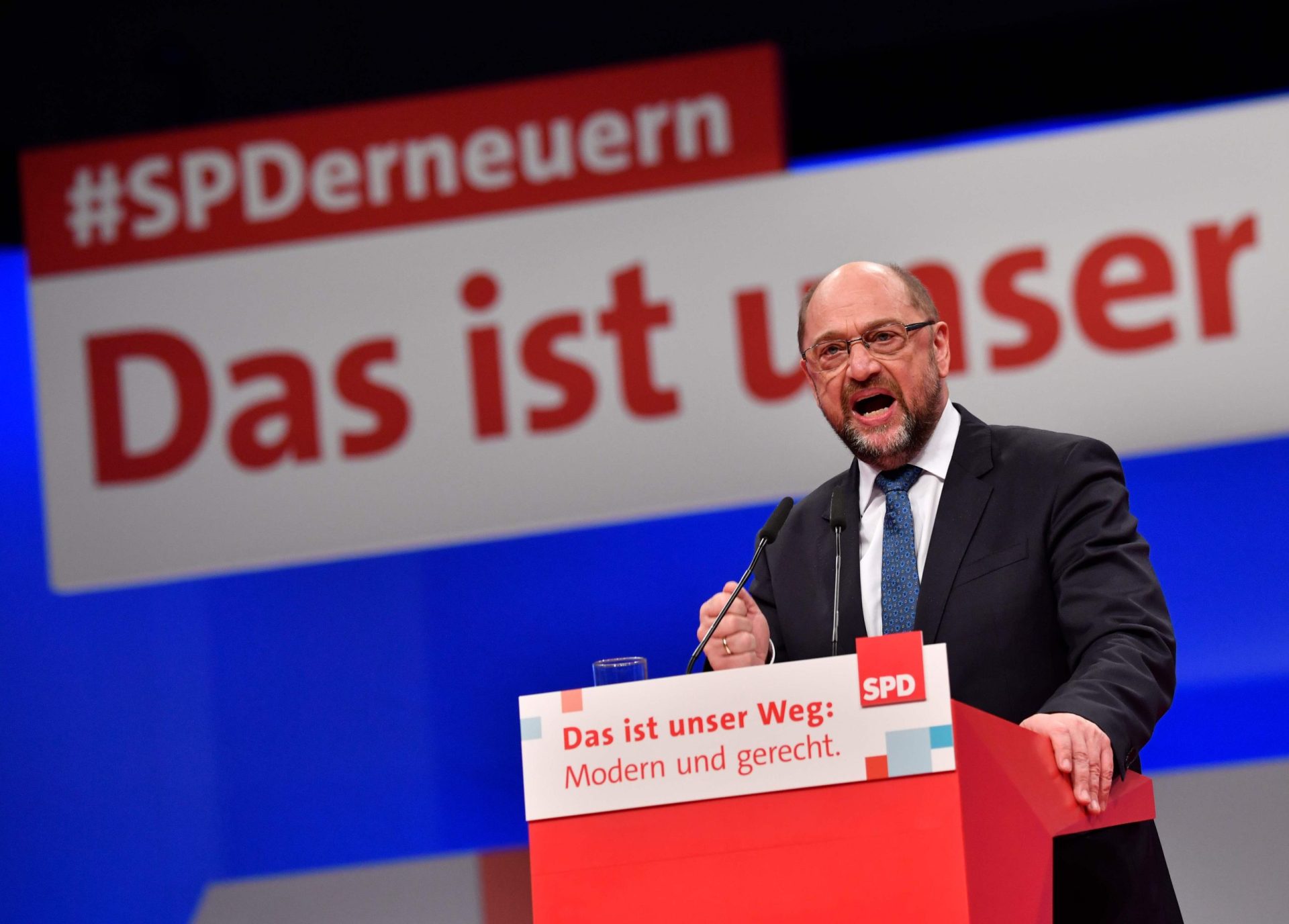 SPD autoriza Schulz a negociar com Merkel