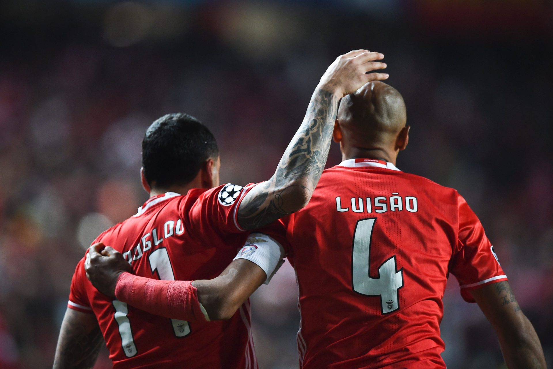 Luisão fica emocionado no balneário do Benfica após ser homenageado