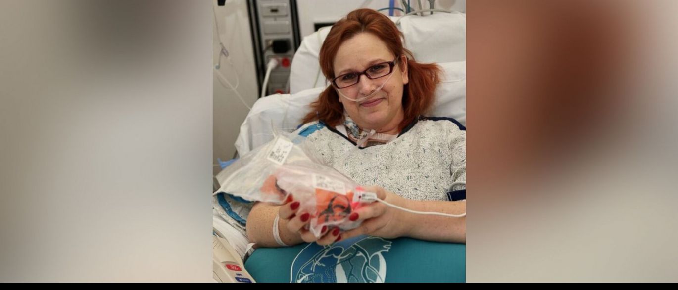 Mulher segura no próprio coração após fazer transplante