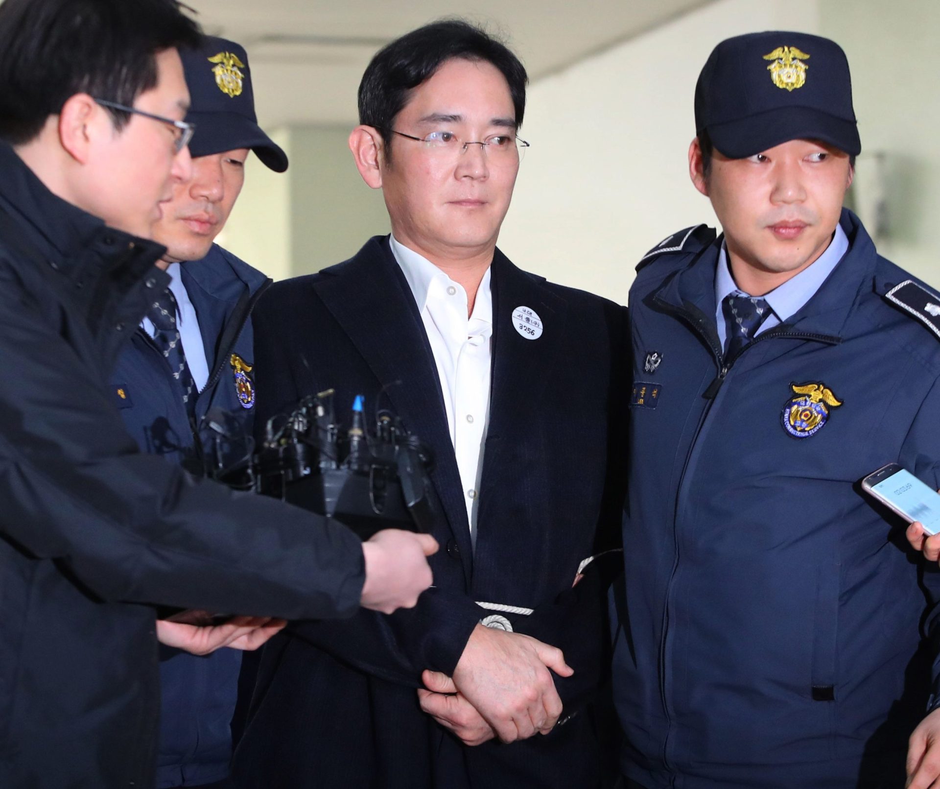Herdeiro da Samsung comparece algemado ao interrogatório sobre escândalo de corrupção em Seul