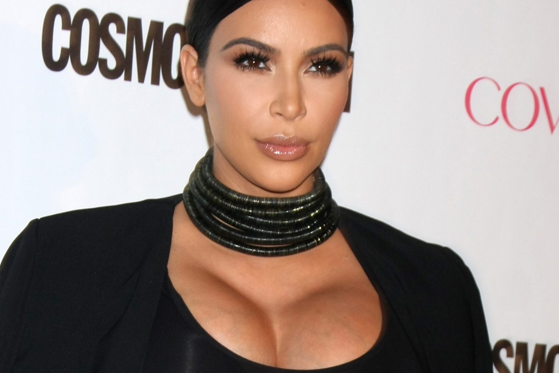 Kim Kardashian apresenta novo look nas redes sociais