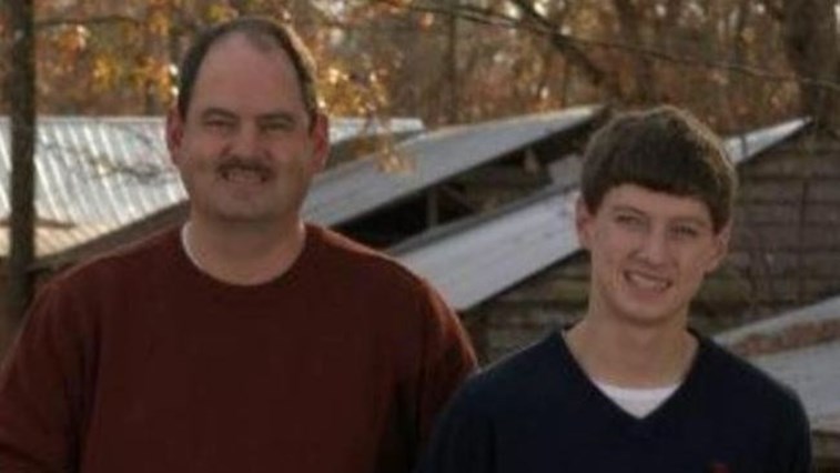Pai e filho morrem depois de colidirem de carro um com o outro