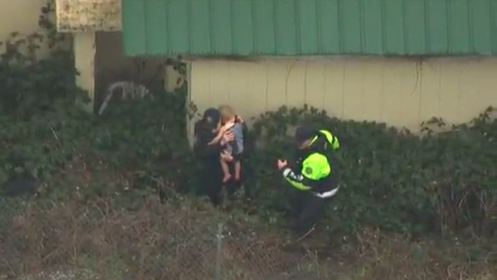 Vídeo mostra o momento em que polícias encontram menino de dois anos no meio de arbustos