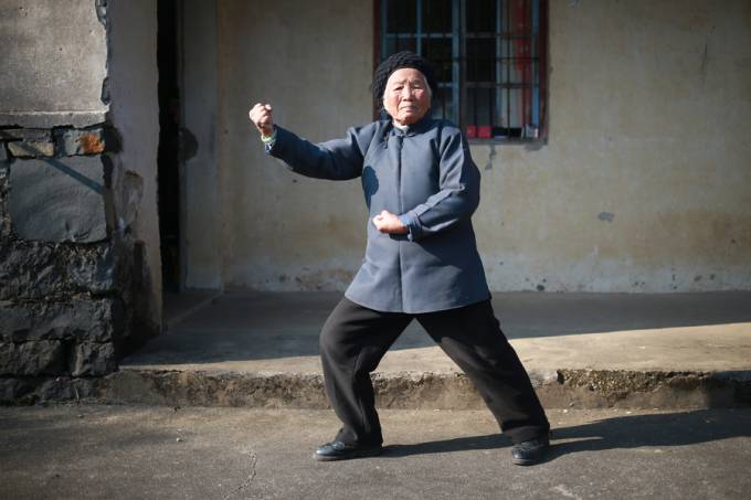 Mulher chinesa de 94 anos protege vizinhos através do Kung Fu