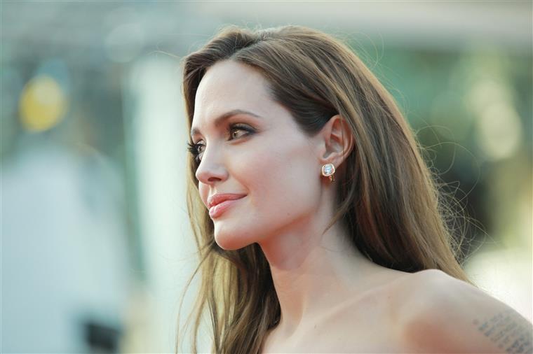 Angelina Jolie cozinha escorpiões para os filhos durante entrevista [Vídeo]